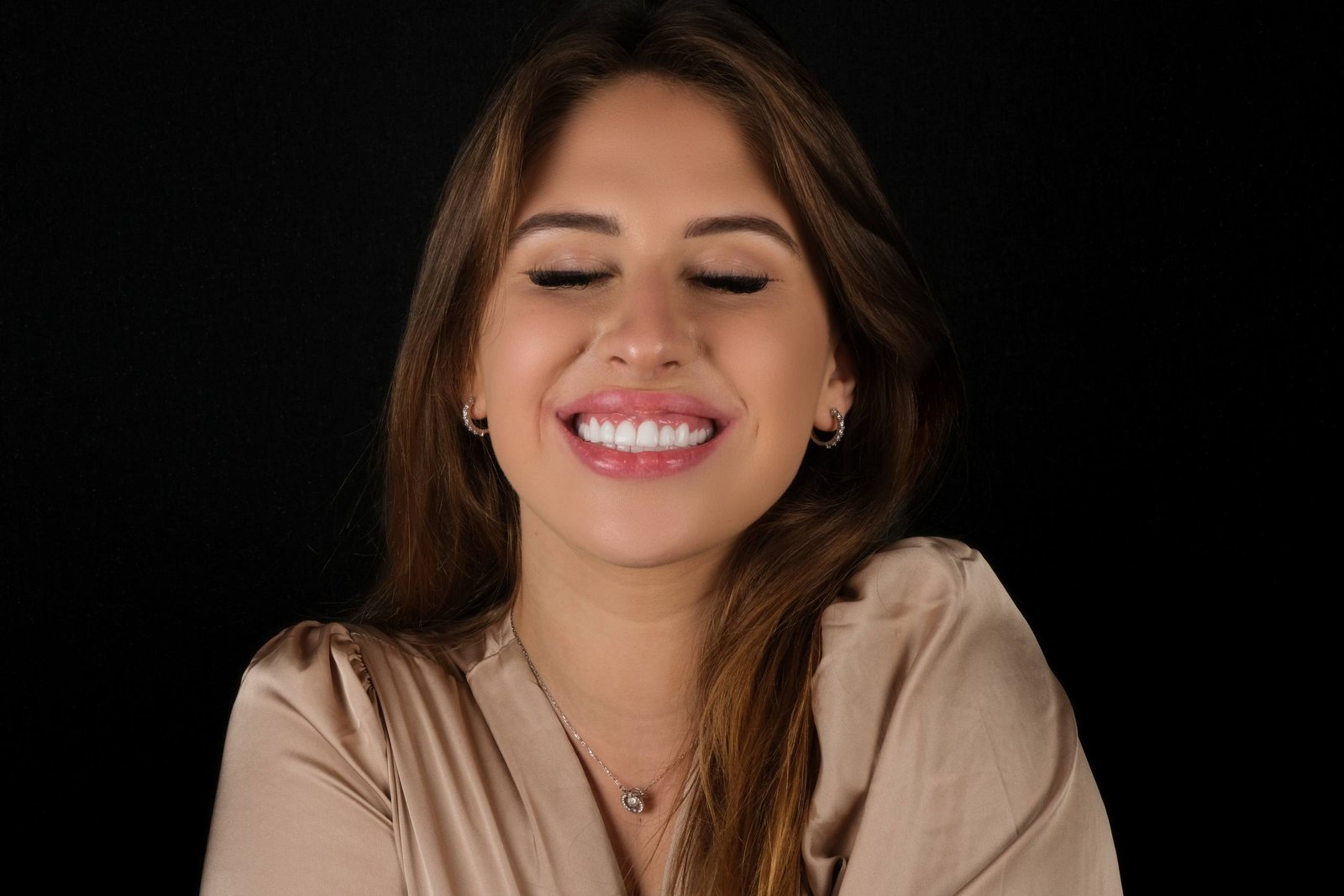 Die Frau in der beigen Bluse